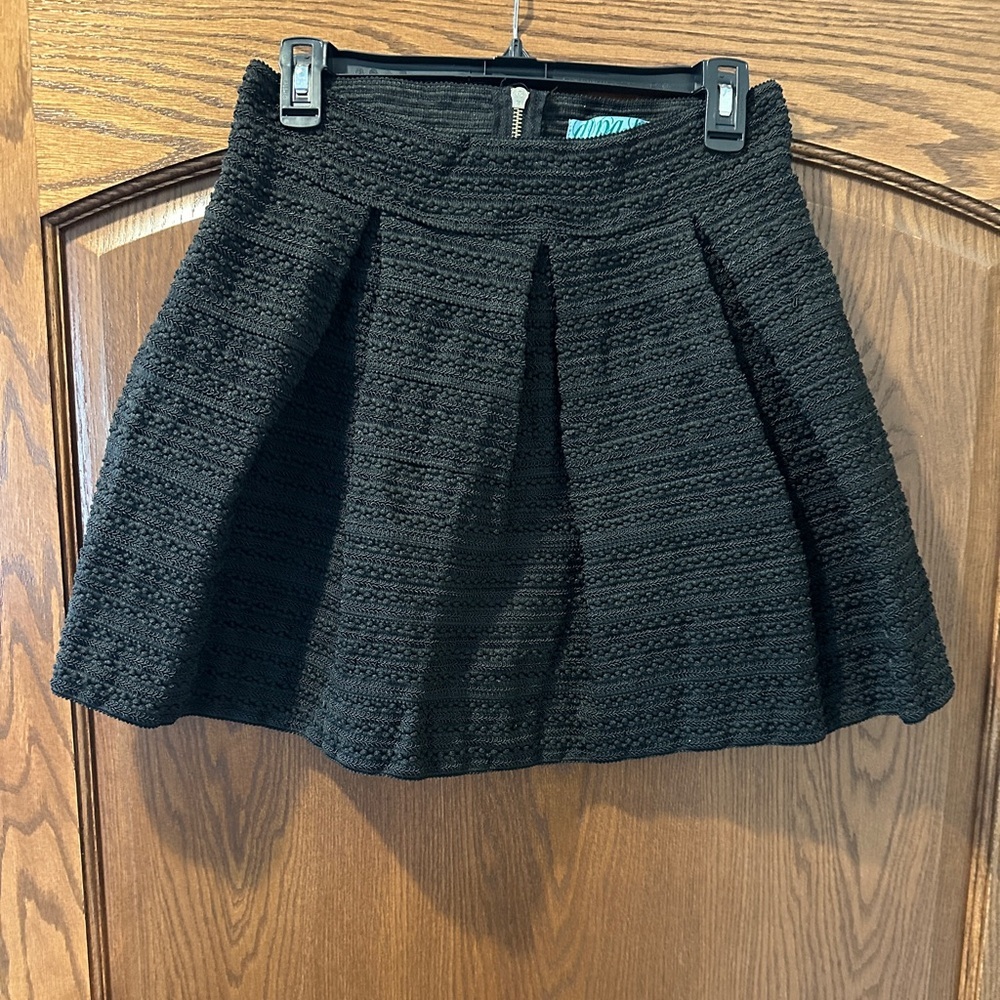 Dina‎ Be Textured Pleated Skirt Women's Size Medium Zipper Closure